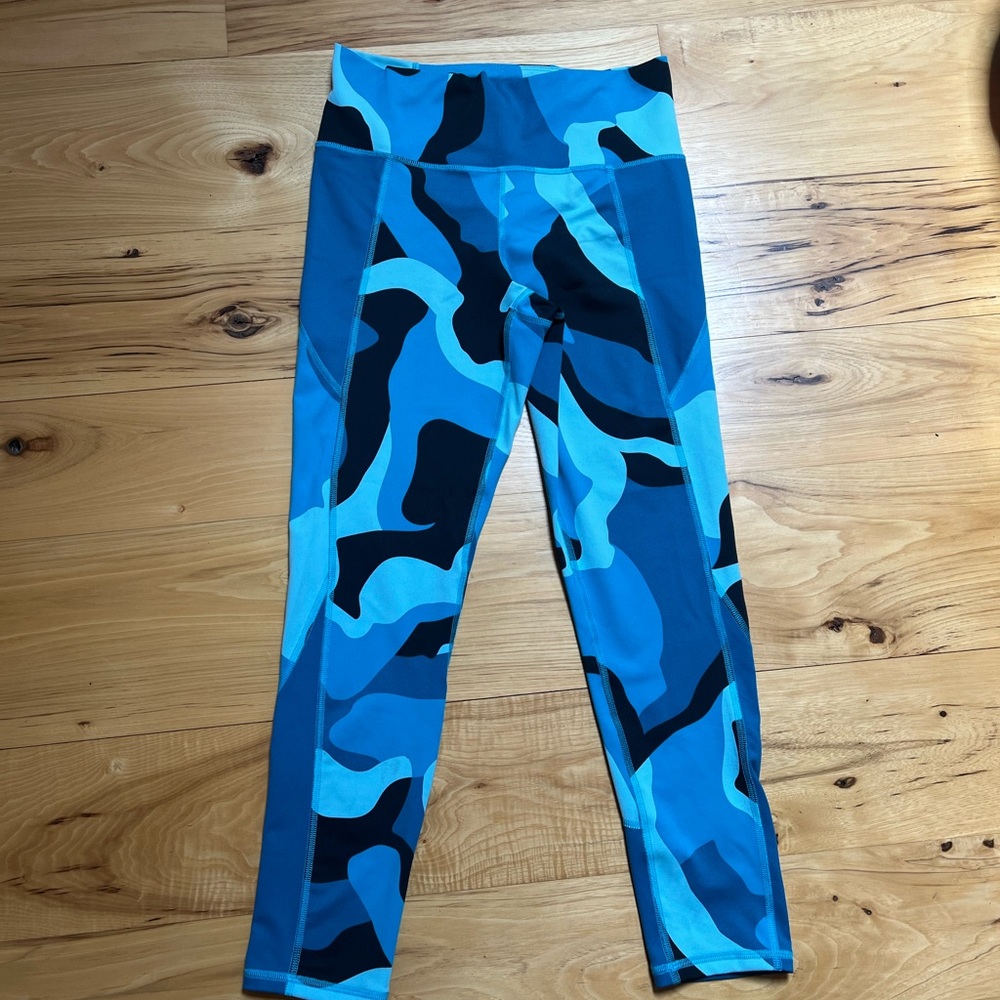 Super cute camo under armour leggings!